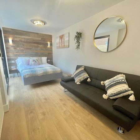 Cloud9 Guest House - By Coastline Retreats - 2 Bedroom Self Contained Garden Flat - Luxury Bath, Netflix, Superfast Wifi, Parking Included Bournemouth Exteriör bild