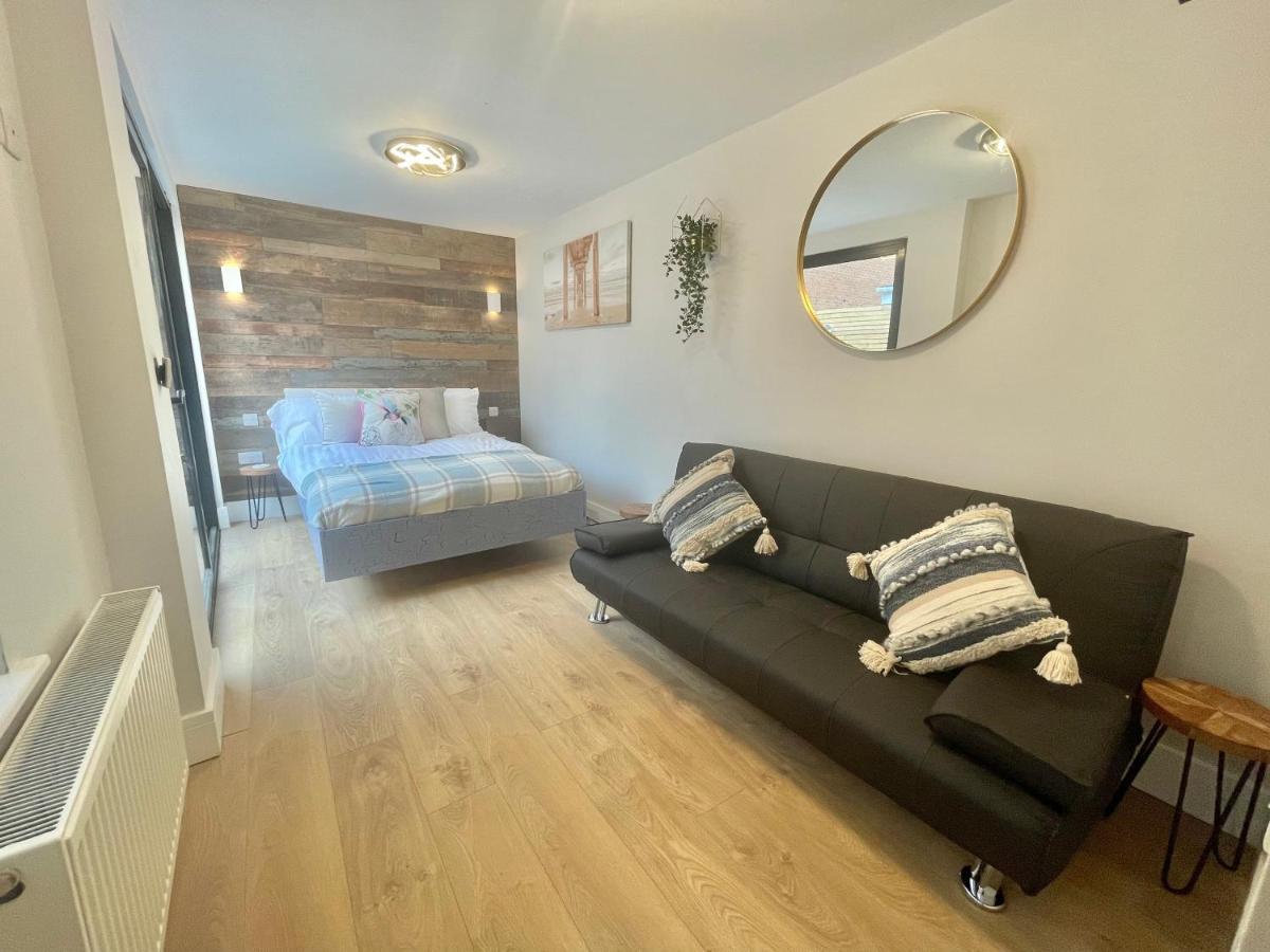 Cloud9 Guest House - By Coastline Retreats - 2 Bedroom Self Contained Garden Flat - Luxury Bath, Netflix, Superfast Wifi, Parking Included Bournemouth Exteriör bild