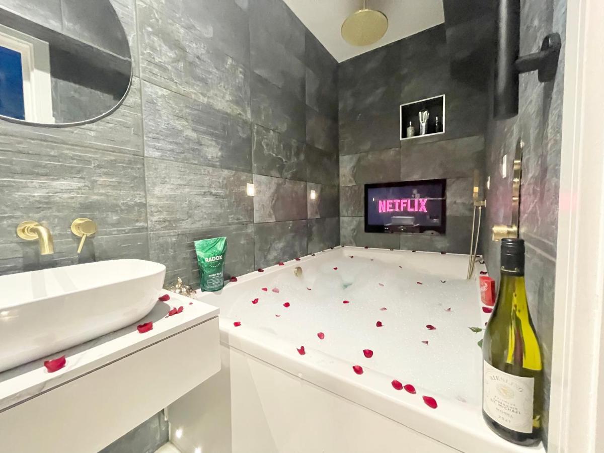 Cloud9 Guest House - By Coastline Retreats - 2 Bedroom Self Contained Garden Flat - Luxury Bath, Netflix, Superfast Wifi, Parking Included Bournemouth Exteriör bild